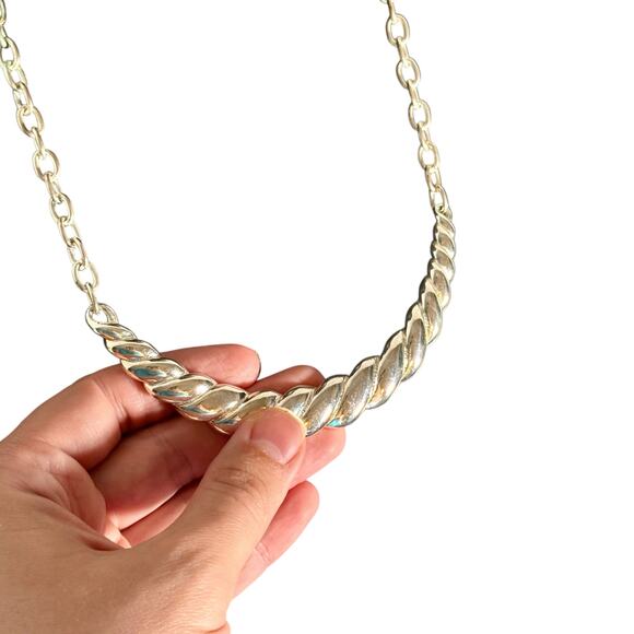 3/$20 St. Thomas Women's Silvertone Chain Statement Necklace Twist Front READ - Picture 2 of 5